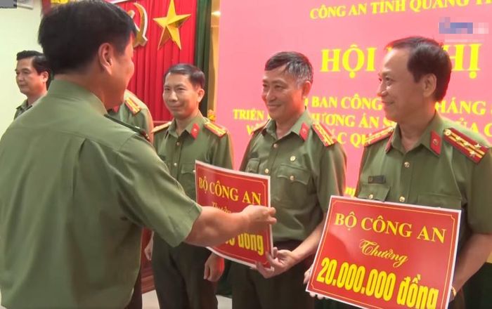 Thừa ủy nhiệm, Giám đốc Công an tỉnh Quảng Trị chúc mừng, trao thưởng của Bộ trưởng Bộ Công an đến 5 đơn vị lực lượng An ninh lập thành tích xuất sắc đấu tranh chuyên án.
