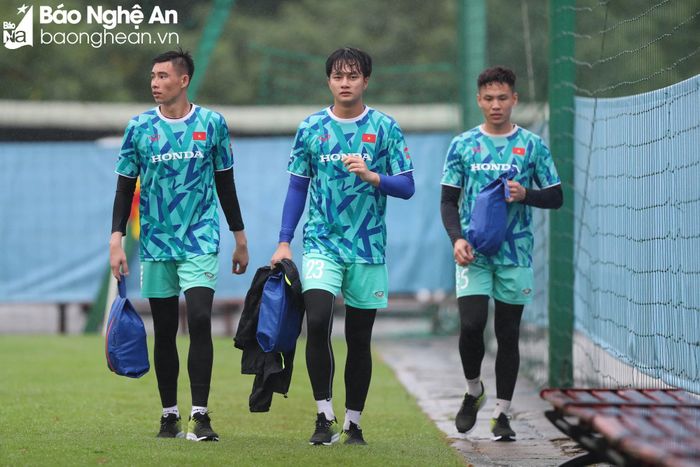  Thủ môn Cao Văn Bình (ở giữa, số 23) vừa trở về cùng U23 Việt Nam tại vòng loại giải U23 châu Á. Anh cũng được huấn luyện viên Philippe Troussier trao cơ hội bắt chính trong trận đấu gặp U23 Singapore. Ảnh: Hải Hoàng 