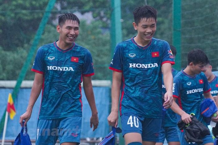 Bất chấp trời mưa tại Thủ đô, các cầu thủ vẫn ra sân tập với tâm trạng vui vẻ và thoải mái. (Ảnh: Việt Anh/Vietnam+)