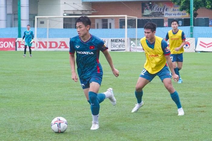 Đây là buổi tập đầu tiên của Đội tuyển Olympic sau khi có thêm 12 cầu thủ từ U23 Việt Nam, qua đó nâng quân số tập luyện lên 24 cầu thủ. (Ảnh: Việt Anh/Vietnam+)