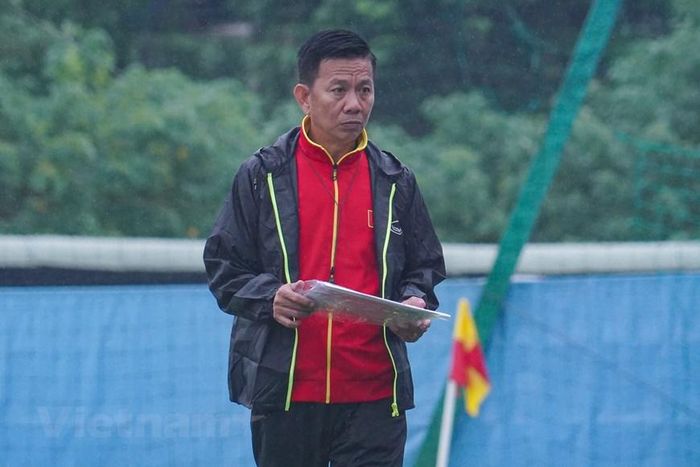 Theo chỉ đạo của Huấn luyện viên Hoàng Anh Tuấn, các cầu thủ được chia làm hai đội để tập đối kháng. (Ảnh: Việt Anh/Vietnam+)