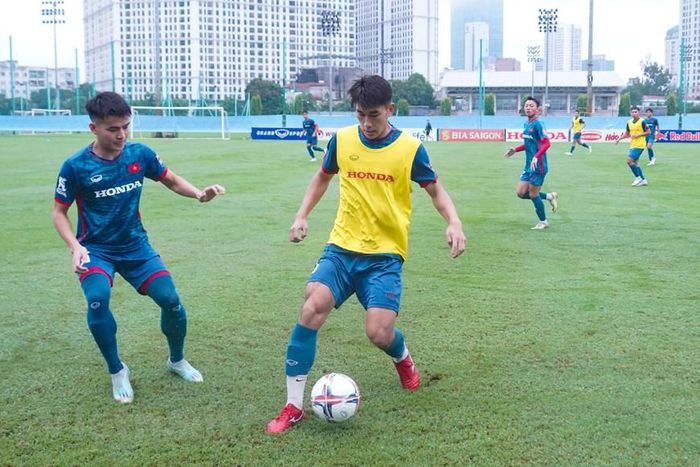 Tiền đạo Nhâm Mạnh Dũng (áo vàng) là một trong hai cầu thủ trên 23 tuổi được đăng ký theo quy định của Điều lệ. (Ảnh: Việt Anh/Vietnam+)