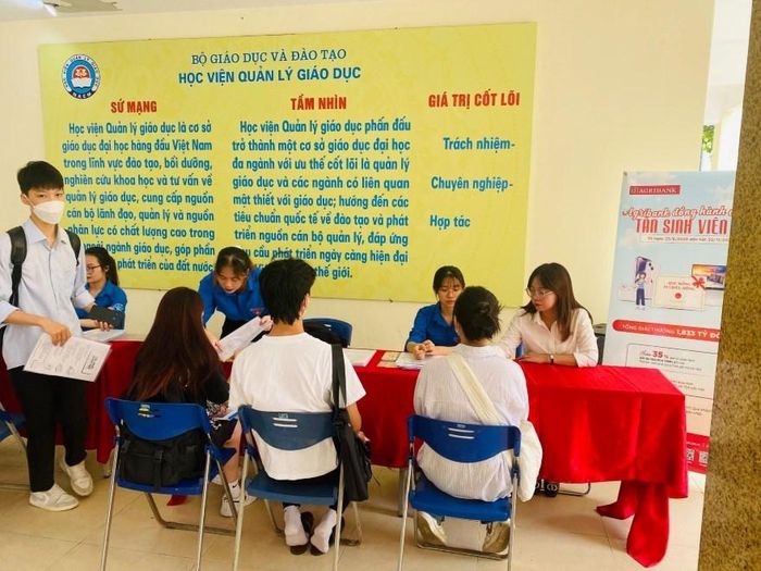 Agribank đồng hành cùng tân sinh viên Học viện Quản lý giáo dục. Ảnh: Diệp Anh/BNEWS/TTXVN