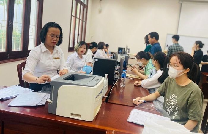 Sinh viên được tư vấn, giới thiệu về các sản phẩm dịch vụ của Agribank. Ảnh: Diệp Anh/BNEWS/TTXVN