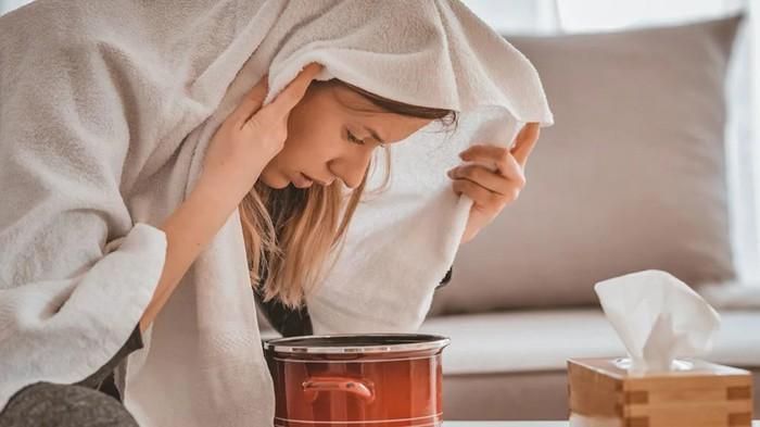 Để trị ho từ tinh dầu mọi người có thể nhỏ vài giọt tinh dầu vào bát nước nóng và xông hơi mặt (Ảnh: Internet)