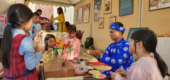 Hoạt động nặn tò he sẽ mang đến cho khách mời sự trải nghiệm mới mẻ về văn hóa Việt Nam.