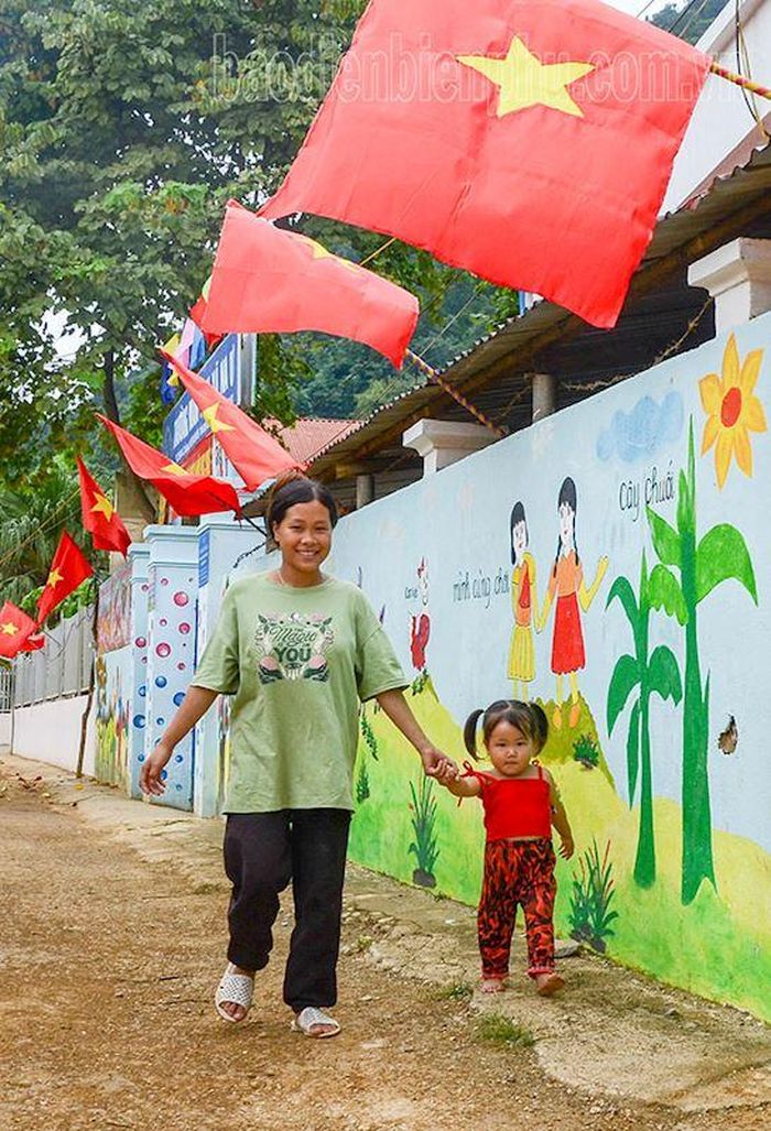 Đường nội bản ở Na Ư rợp cờ đỏ sao vàng.