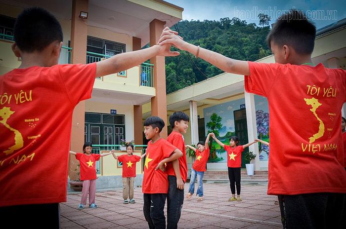 Trường Tiểu học - THCS Na Ư là nơi theo học của gần 500 học sinh các dân tộc địa phương.
