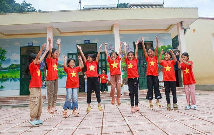 Trẻ em Na Ư thỏa thích vui chơi trong sân trường sạch đẹp.