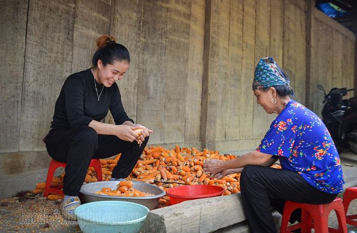 Khung cảnh bình yên trong một gia đình đồng bào Mông ở Na Ư.