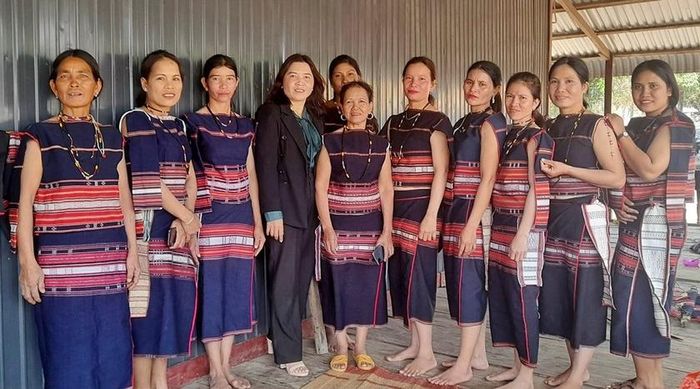 Chị Đinh Thị Toại (thứ 4 từ trái qua) là nữ cán bộ hội người Bahnar, có nhiều đóng góp, khích lệ sự tham gia của phụ nữ vào bảo tồn và phát huy di sản văn hóa. Ảnh: Minh Châu