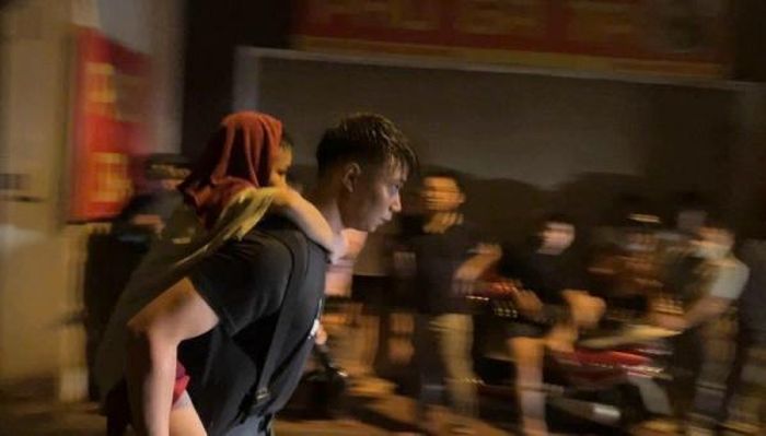 Một cháu bé được cứu thoát khỏi đám cháy.