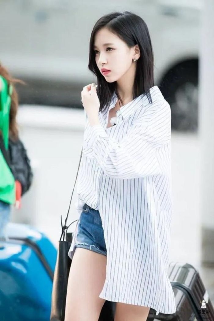 Phóng khoáng, năng động và đẹp là những từ để miêu tả về set quần short jeans và áo sơ mi oversize. Đây là phong cách được nhiều chị em lựa chọn khi ra sân bay.