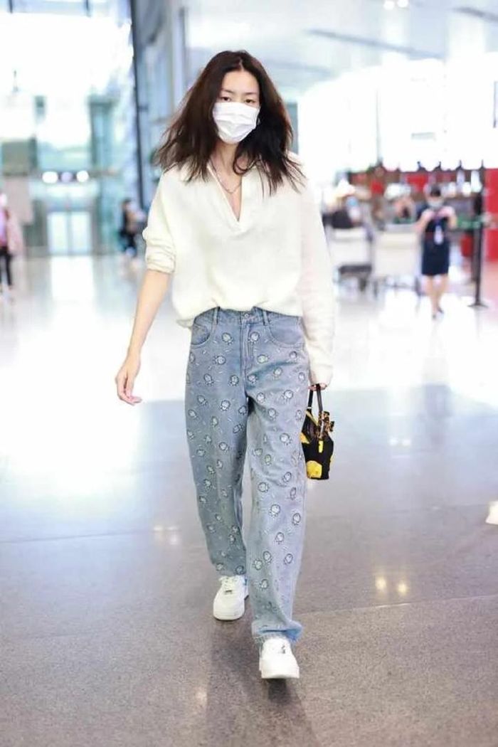 Thanh lịch nhưng không kém phần năng động là set quần jeans ống rộng cùng áo sơ mi. Đây là set đồ trả lời cho câu hỏi ra sân bay mặc gì cho đẹp.