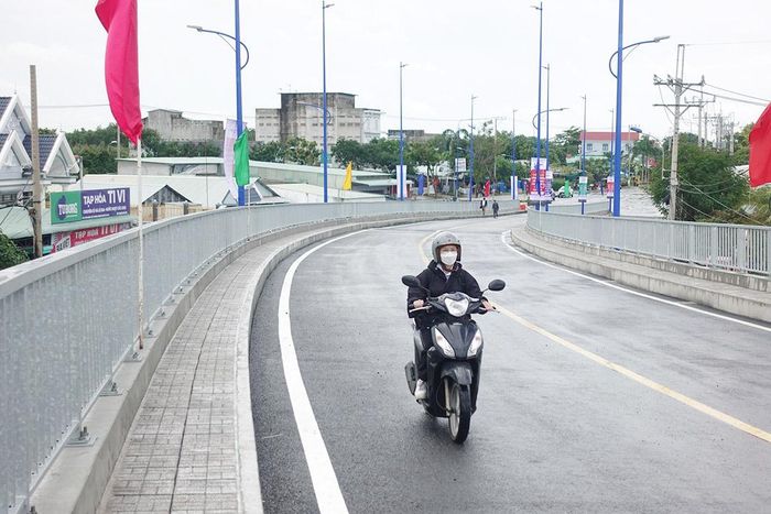 Người dân hào hứng lưu thông qua cầu mới,