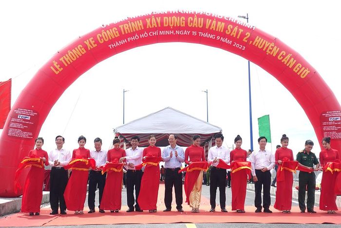 Đại diện các ban ngành tại lễ thông xe.