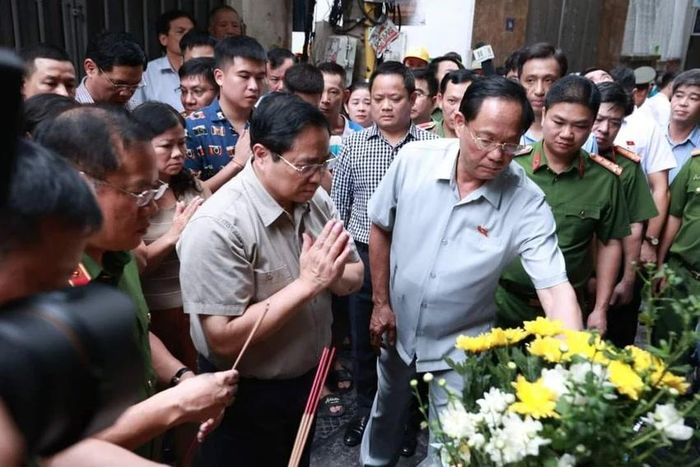 Thủ tướng Phạm Minh Chính thắp hương kính viếng hương hồn các nạn nhân thiệt mạng trong vụ cháy chung cư mini 9 tầng ở quận Thanh Xuân.