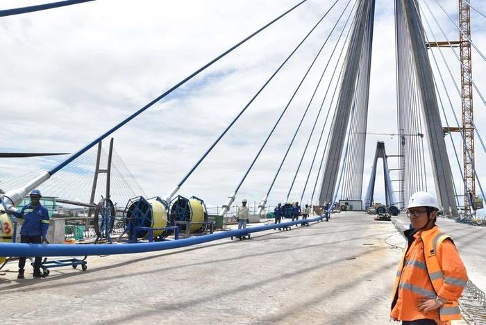 Các thầu thi công tập trung lực lượng căng dây văng cuối cùng của cầu Mỹ Thuận 2. 