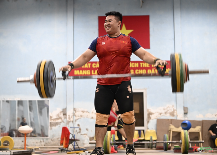Niềm vui của đô cử khi hoàn thành mức tạ.