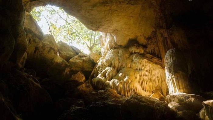 Nhũ đá trong Ngũ động Bản Ôn đẹp tuyệt mĩ mà còn giữ nguyên nét hoang sơ. Ảnh: Halo Travel 