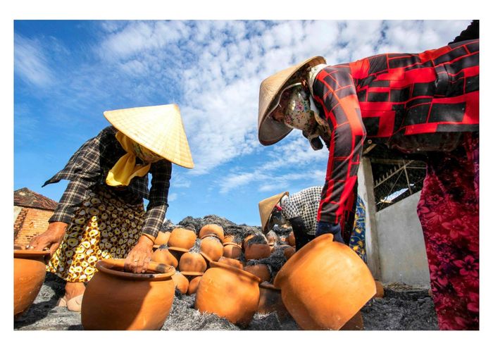  Ảnh trong tác phẩm "Người thổi hồn cho đất thành Di sản thế giới". Ảnh: Trần Huấn 