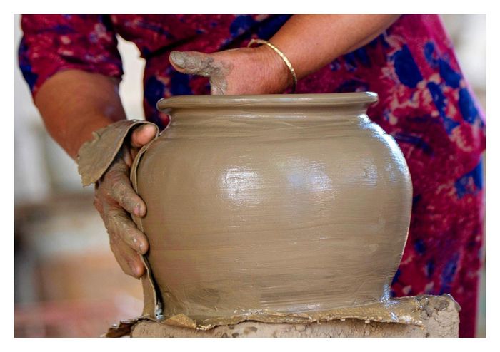  Từ bàn tay khéo léo, kỹ thuật truyền thống người thợ đã thổi hồn cho đất thành những sản phẩn, vật dụng có tính nghệ thuật và thẩm mỹ cao tạo nên giá trị độc đáo và trường tồn của gốm Chăm. Ảnh: Trần Huấn 