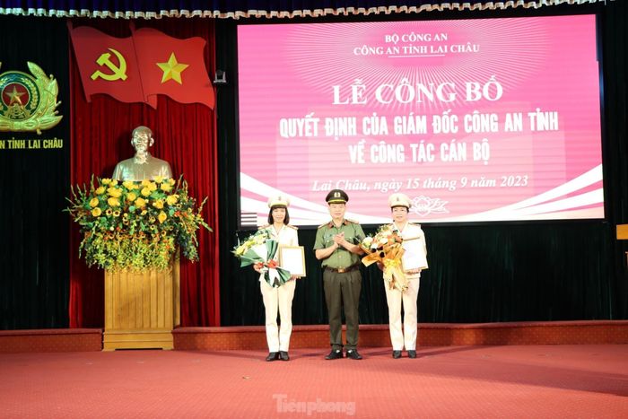 Lãnh đạo Công an tỉnh trao quyết định cho Trung tá Vũ Thị Hiền và Trung tá Lê Thị Mai Hạnh. 