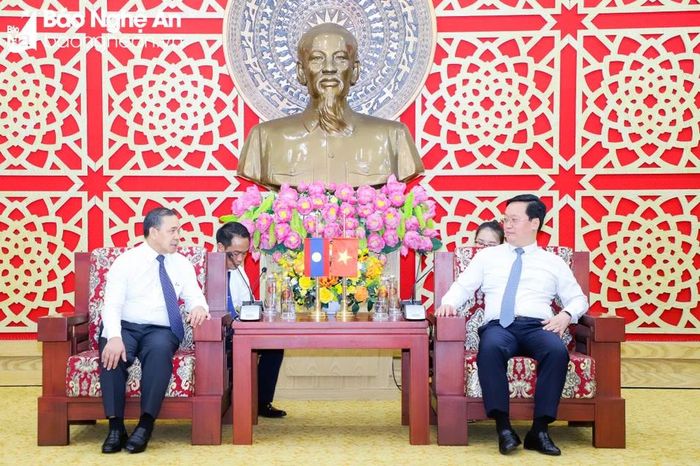  Đại sứ Sengphet Houngboungnuang chúc mừng những thành tựu phát triển của đất nước Việt Nam nói chung và tỉnh Nghệ An nói riêng trong nhiều năm qua. Ảnh: Phạm Bằng 