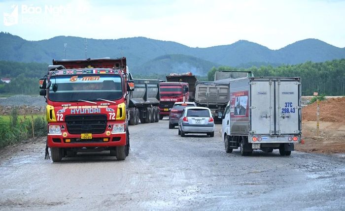  Trên tuyến đường tạm lưu lượng người và phương tiện qua lại rất lớn, nhất là xe trọng tải lớn. Mặt đường công vụ trong tình trạng lồi lõm, lượn sóng, ổ gà. Ảnh: PV 