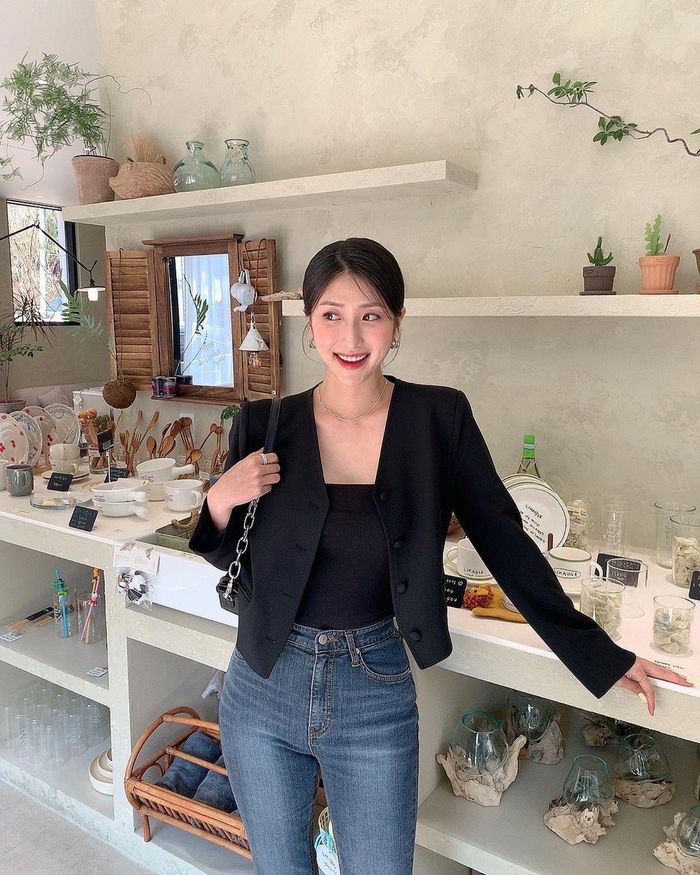Áo khoác dáng crop top giúp bạn trông cao ráo hơn