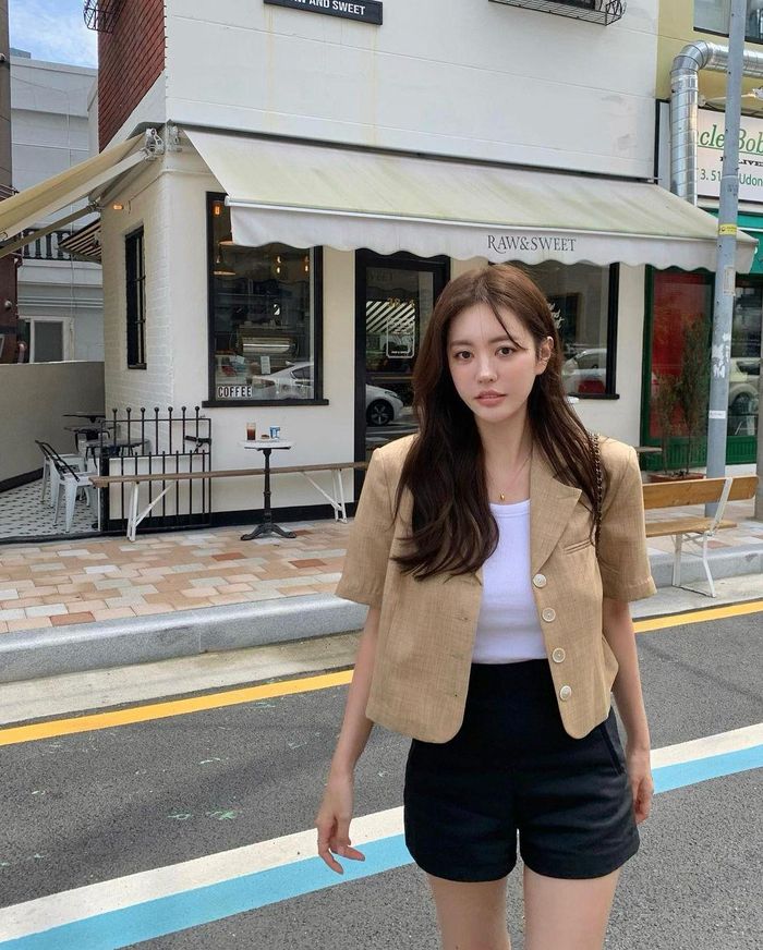 Blazer cộc tay thích hợp để diện trong thời tiết se lạnh dịp đầu thu