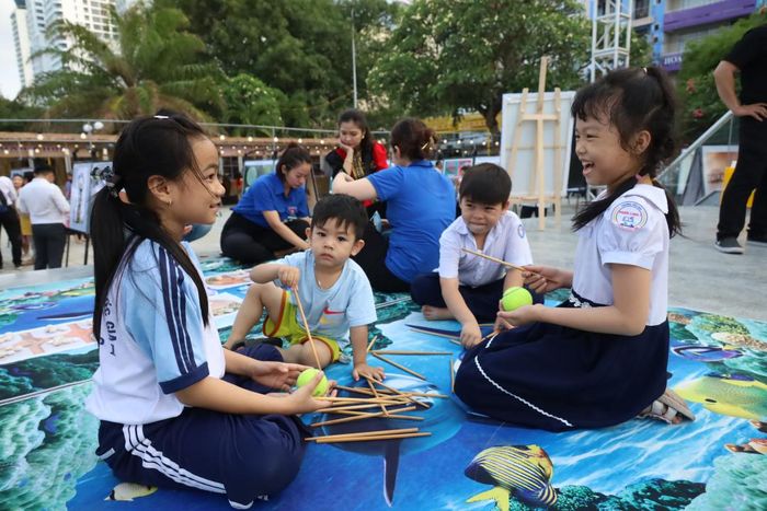 Niềm vui của trẻ nhỏ khi có dịp được chơi trò banh đũa.