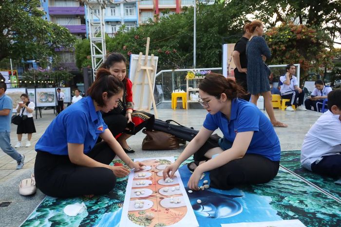 Những trò chơi dân gian vẫn luôn gây thương nhớ với nhiều người lớn hôm nay.