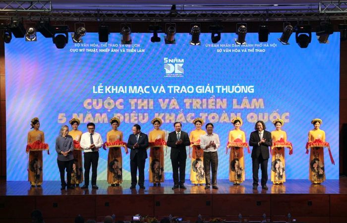 Trao giải thưởng cuộc thi 5 năm điêu khắc toàn quốc