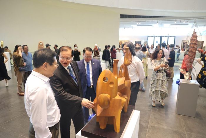 Các đại biểu tham quan không gian trưng bày tại triển lãm.