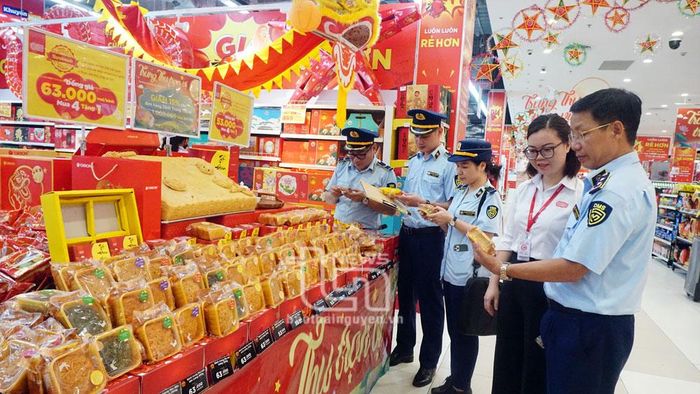 Lực lượng Quản lý thị trường kiểm tra mặt hàng bánh trung thu bày bán tại Siêu thị GO! (TP. Thái Nguyên).