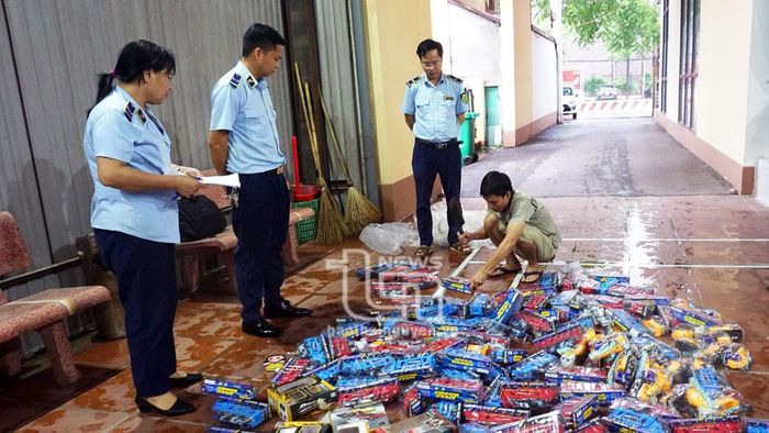 Cán bộ Đội QLTT số 2 giám sát việc tiêu hủy mặt hàng đồ chơi trẻ em nhập lậu.