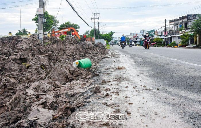 Khu vực đang được lấp đất rất nhếch nhác, nguy cơ mất an toàn cho các phương tiện lưu thông trên tuyến là rất cao, đặc biệt là thời điểm sau mưa.