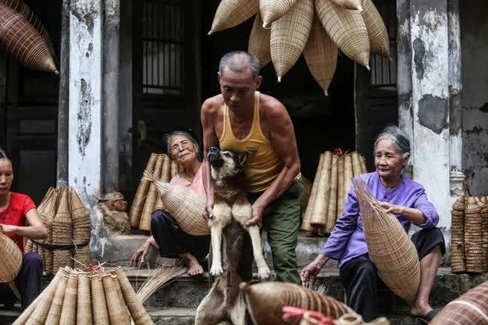 Rồi tình cờ được bè bạn rủ về Hưng Yên chụp “ảnh đan đó”, tôi gặp lại ông tại nhà, khi tóc ông đã bạc