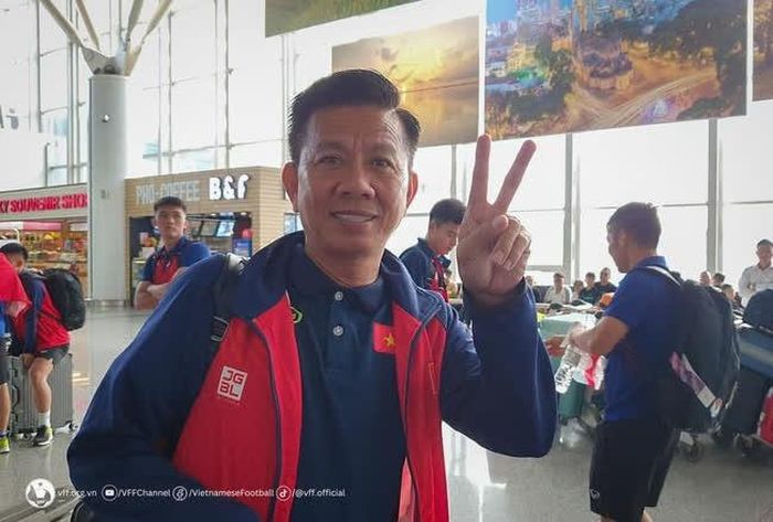 HLV Hoàng Anh Tuấn dặn dò học trò trước giải ASIAD 19 (Ảnh: VFF)
