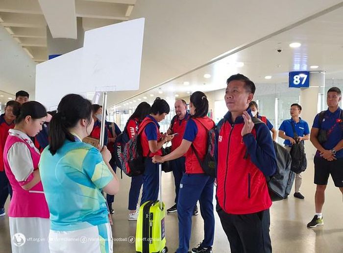 ĐT Olympic Việt Nam đã mất nhiều thời gian ở sân bay vì vấn đề giấy tờ của thủ môn Đỗ Sỹ Huy (Ảnh: VFF)