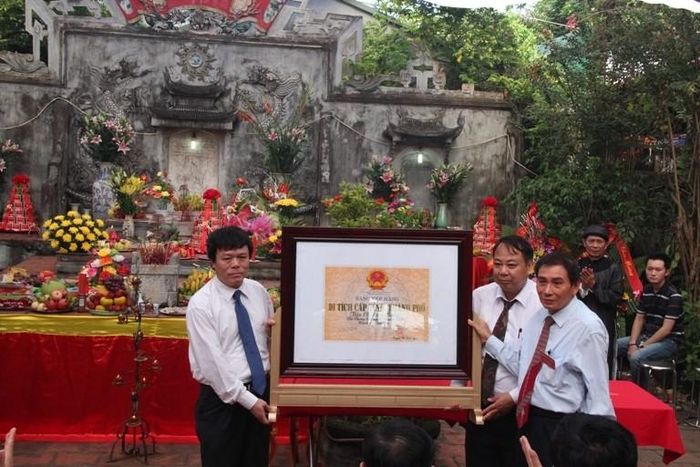 Văn chỉ làng Bùng ghi chép tên tuổi các nhà khoa bảng và võ tướng làng Bùng.