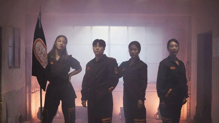 4 thành viên Đội lính cứu hỏa gồm thủ lĩnh Kim Hyun A, Jeong Min Seon, Kim Jih Ye và Lim Hyun Ji.