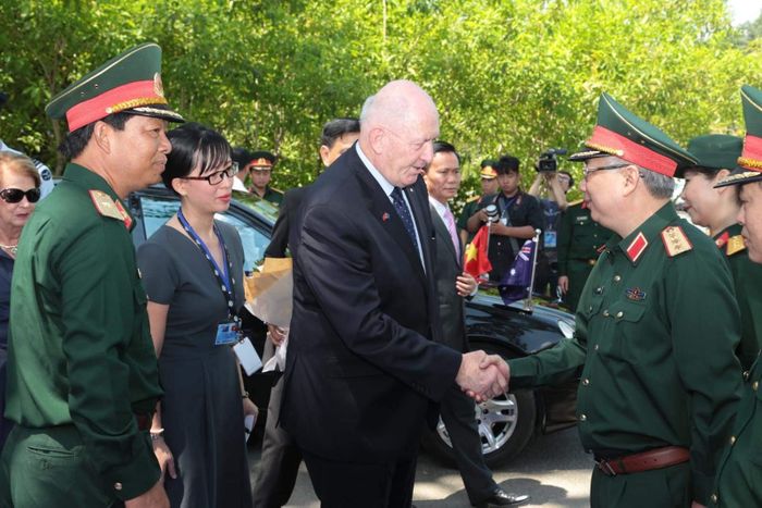 Thượng tướng Nguyễn Chí Vịnh cùng tác giả đón Toàn quyền Australia Sir Peter Cosgrove trong chuyến thăm và tiễn Bệnh viện dã chiến cấp 2 đầu tiên của Việt Nam lên đường làm nhiệm vụ gìn giữ hòa bình Liên Hợp Quốc. Ảnh: tác giả cung cấp