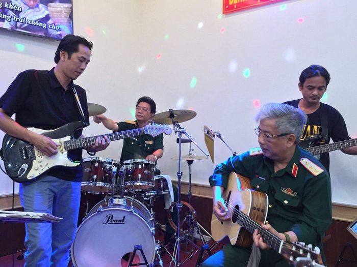 Thượng tướng Nguyễn Chí Vịnh và phút thư giãn với niềm đam mê âm nhạc bên cây guitar gỗ, sau chuyến đi thăm và kiểm tra công tác y tế biển đảo Trường Sa năm 2016. Ảnh: tác giả cung cấp