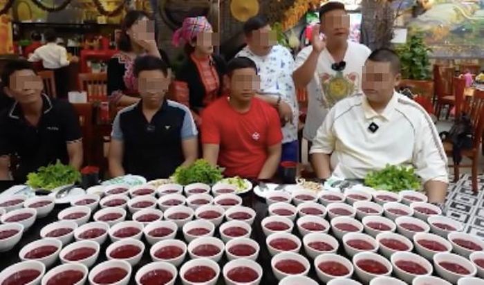 Hình ảnh 300 bát tiết canh để ăn thi.