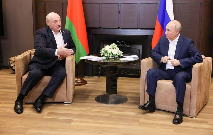 Tổng thống Belarus Alexander Lukashenko và người đồng cấp Nga Vladimir Putin. Ảnh: TASS