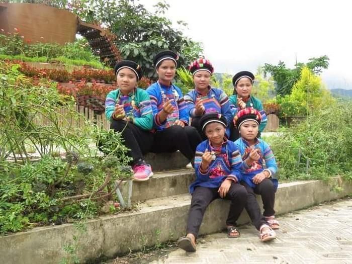 Nhiều trẻ em người Bố Y (người Tu Dí) ở Lào Cai và Hà Giang không còn biết tiếng dân tộc mình, thay vào đó là sử dụng tiếng Quan Hỏa (ngôn ngữ phương Nam)