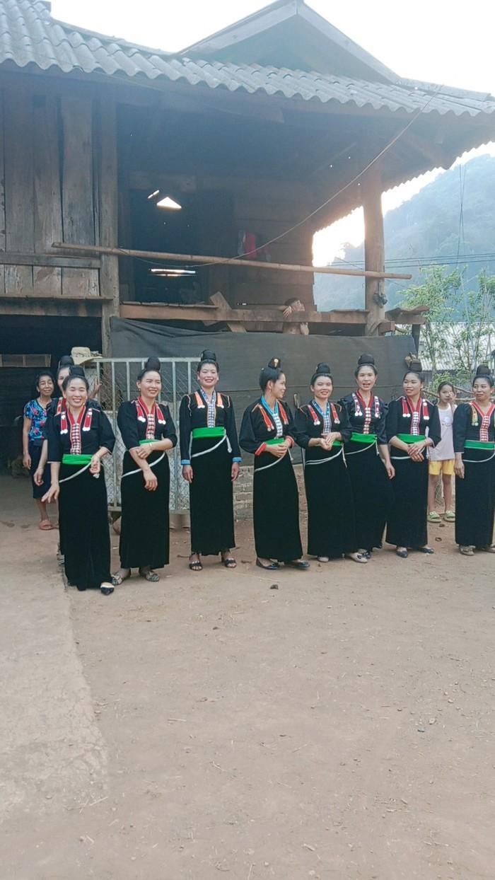 Nhiều người Kháng ở xã Thân Thuộc, huyện Tân Uyên, tỉnh Lai Châu sử dụng tiếng Thái, vì không còn biết tiếng Kháng