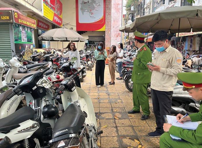 Kiểm tra vi phạm thu quá giá quy định tại bãi xe chợ Đồng Xuân.